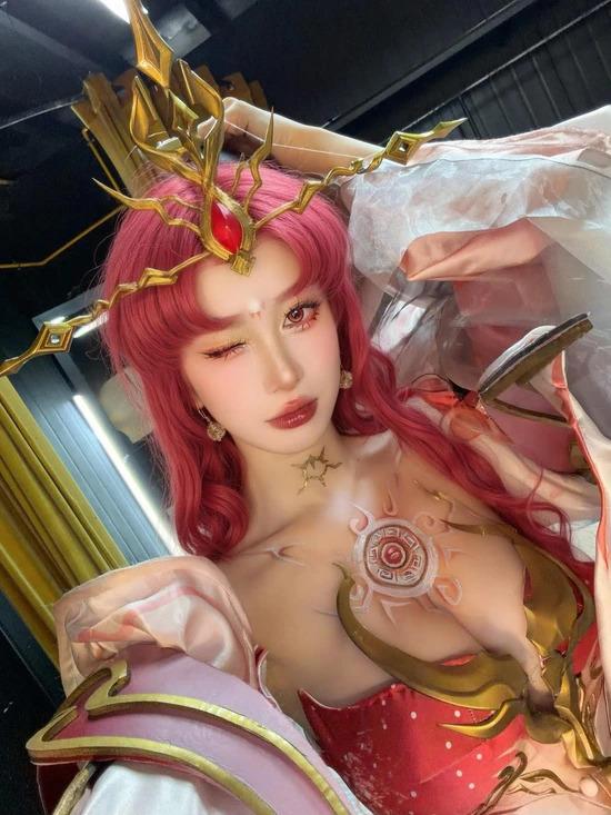 克制版波雅·汉库克COS赏析｜优雅气场与现代人像美学的诠释