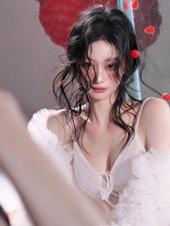 克制版波雅·汉库克COS赏析｜优雅气场与现代人像美学的诠释