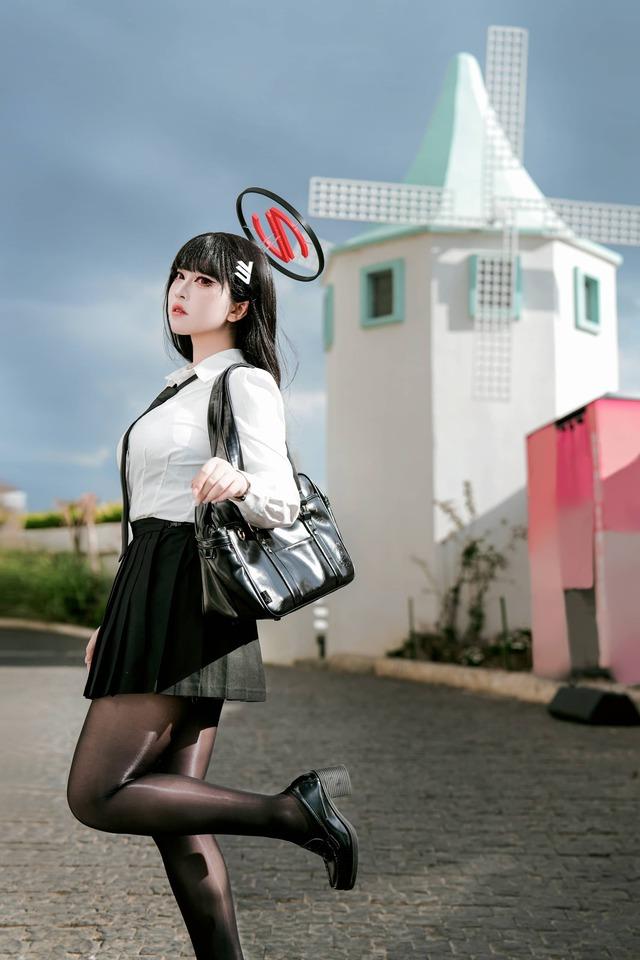 半半子调月莉音cos赏析：蔚蓝档案制服线条下的冷艳智性美学