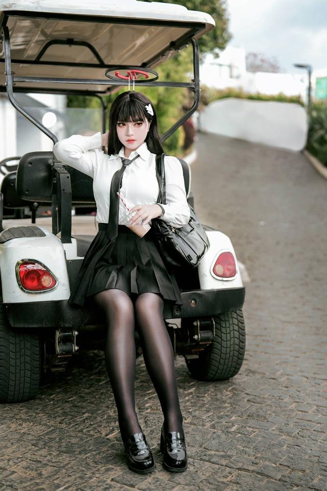 半半子调月莉音cos赏析：蔚蓝档案制服线条下的冷艳智性美学