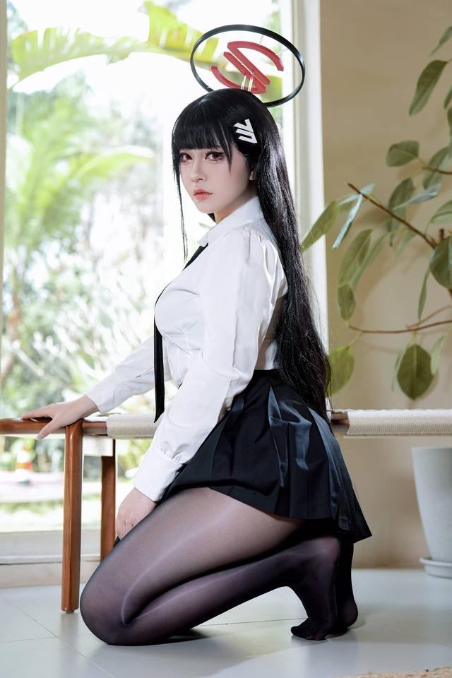 半半子调月莉音cos赏析：蔚蓝档案制服线条下的冷艳智性美学
