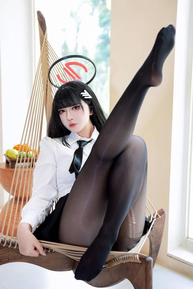 半半子调月莉音cos赏析：蔚蓝档案制服线条下的冷艳智性美学