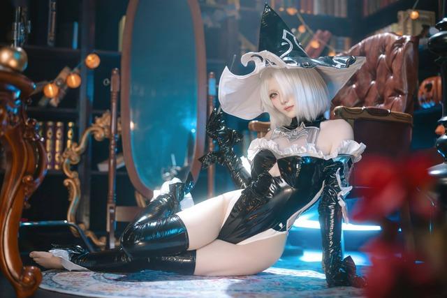 屿鱼Yukako万圣女巫2Bcos：演绎黑白魔法交织的高质感视觉