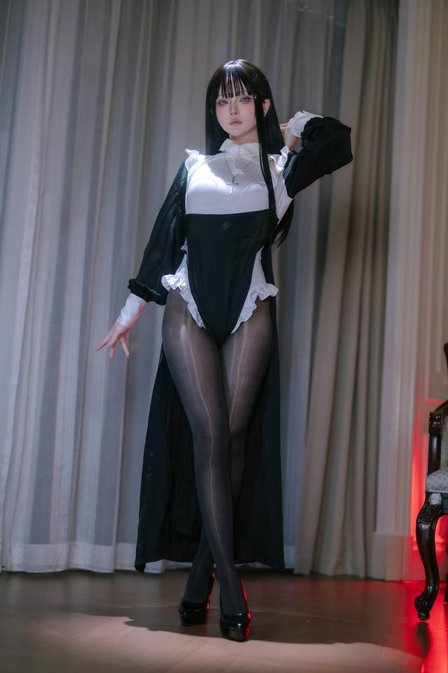 屿鱼Yukako丝袜修女COS：黑白修女服下的冷感与镜头表现力