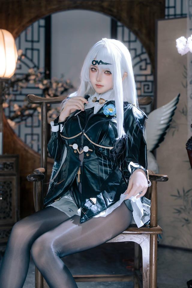 屿鱼Yukako仪玄cos：墨形影踪东方暗色美学下的冷艳掌控力
