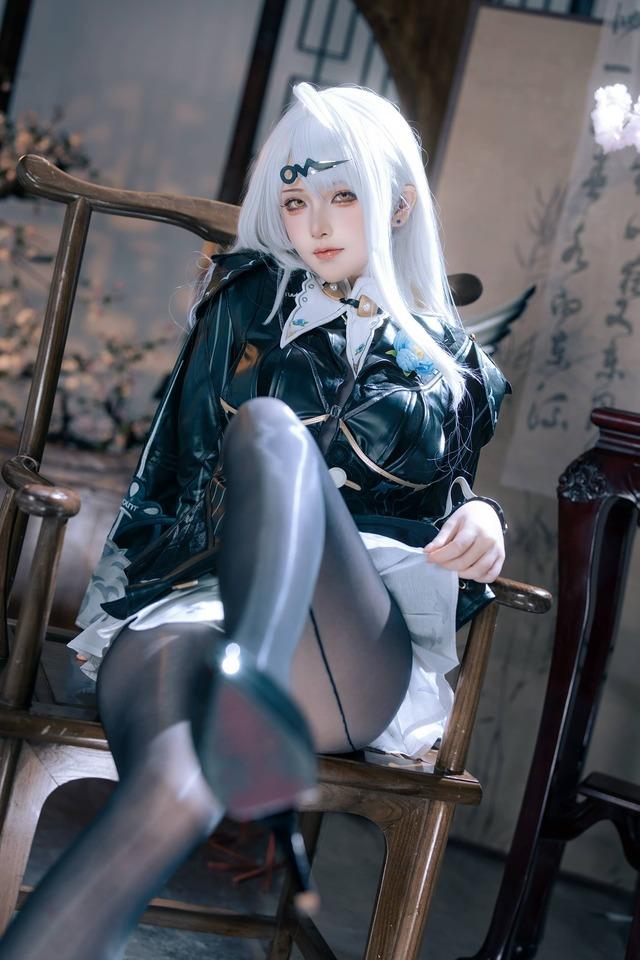 屿鱼Yukako仪玄cos：墨形影踪东方暗色美学下的冷艳掌控力