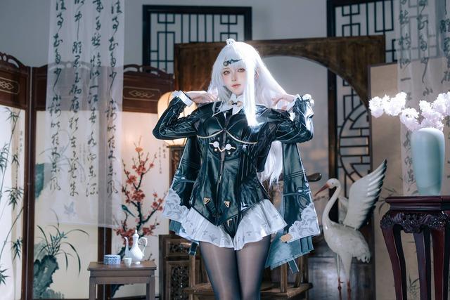 屿鱼Yukako仪玄cos：墨形影踪东方暗色美学下的冷艳掌控力