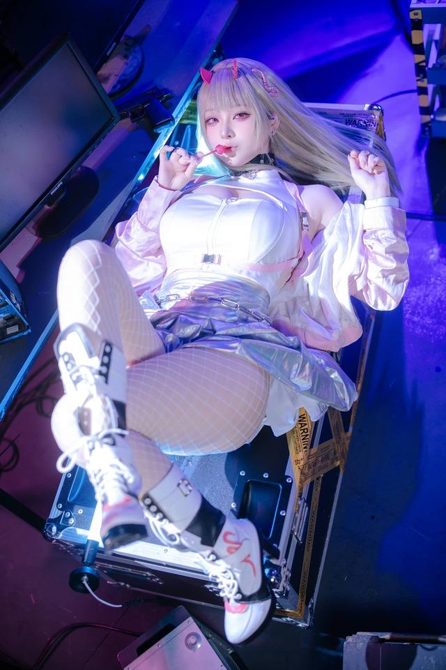 屿鱼Yukako毒蛇COS：赛博霓虹的危险甜美诠释毒蛇独有魅力