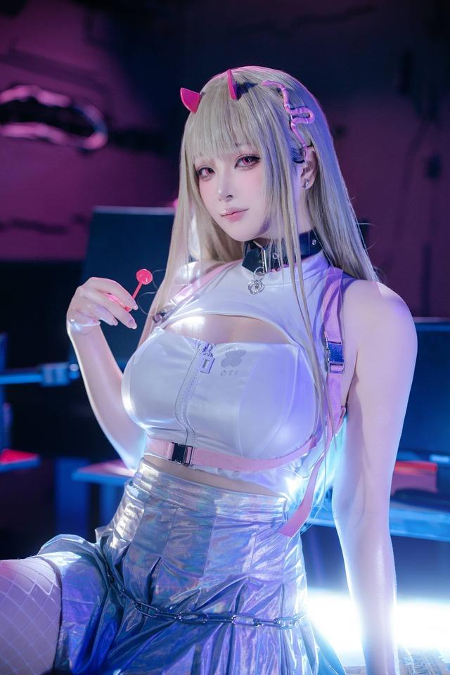 屿鱼Yukako毒蛇COS：赛博霓虹的危险甜美诠释毒蛇独有魅力