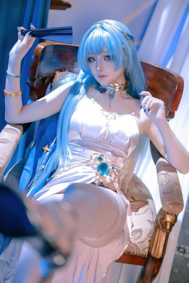 屿鱼Yukako海伦COS赏析｜演绎礼服版的优雅冷感与轻奢叙事
