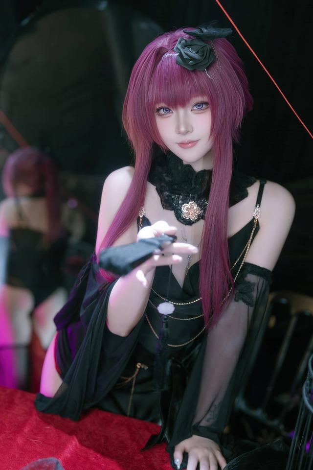 屿鱼Yukako缚月之夜cos：演绎卡芙卡的优雅与危险并存的猎手