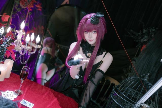 屿鱼Yukako缚月之夜cos：演绎卡芙卡的优雅与危险并存的猎手