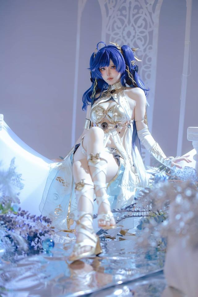 屿鱼Yukako鸣潮COS：原服版尤诺还原与梦幻摄影的完美融合