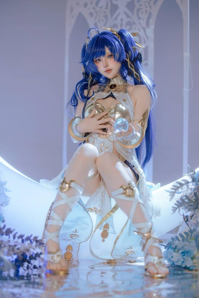 屿鱼Yukako鸣潮COS：原服版尤诺还原与梦幻摄影的完美融合