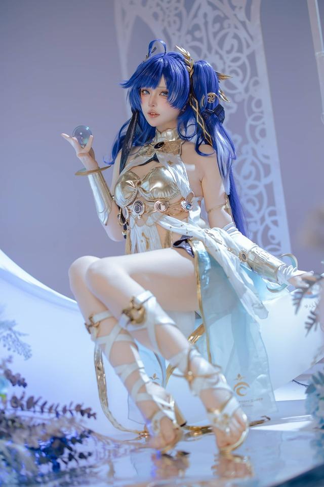 屿鱼Yukako鸣潮COS：原服版尤诺还原与梦幻摄影的完美融合