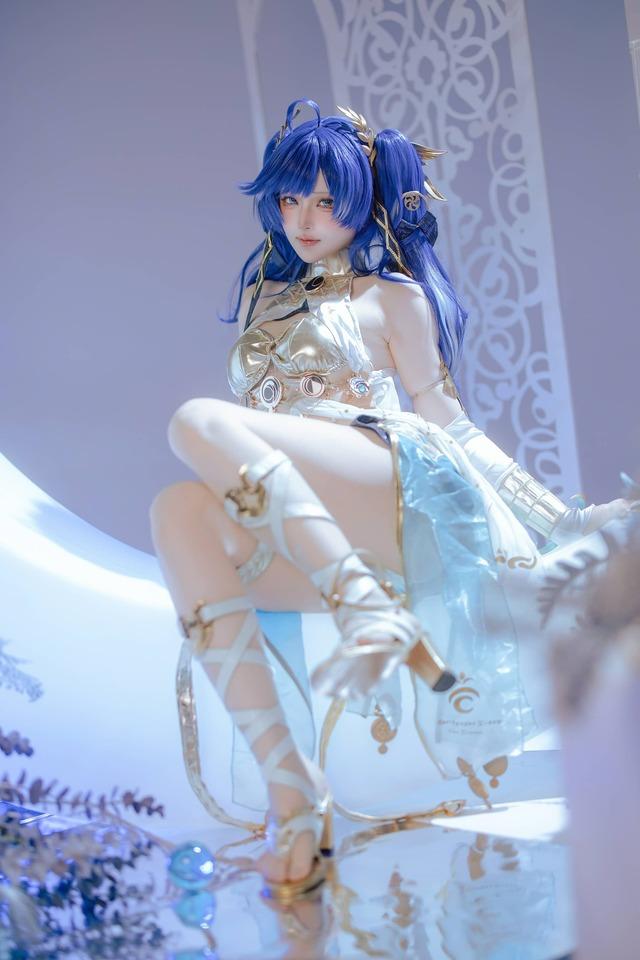 屿鱼Yukako鸣潮COS：原服版尤诺还原与梦幻摄影的完美融合