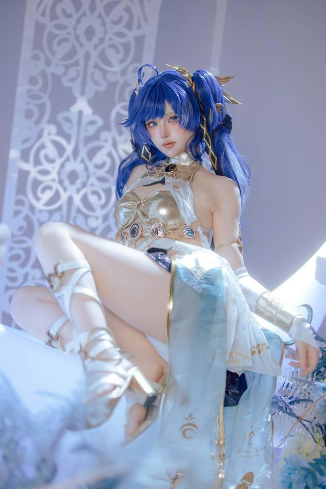 屿鱼Yukako鸣潮COS：原服版尤诺还原与梦幻摄影的完美融合