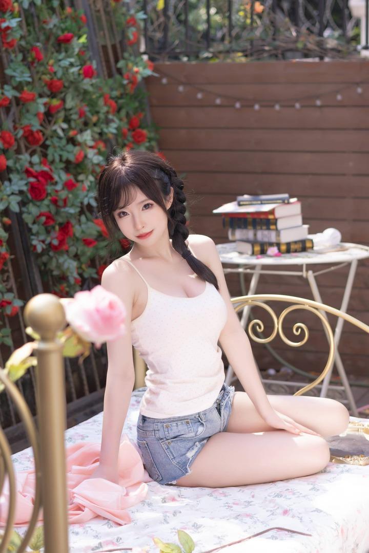 清水由乃麻花少女COS：午后光影下的视觉张力与叙事留白