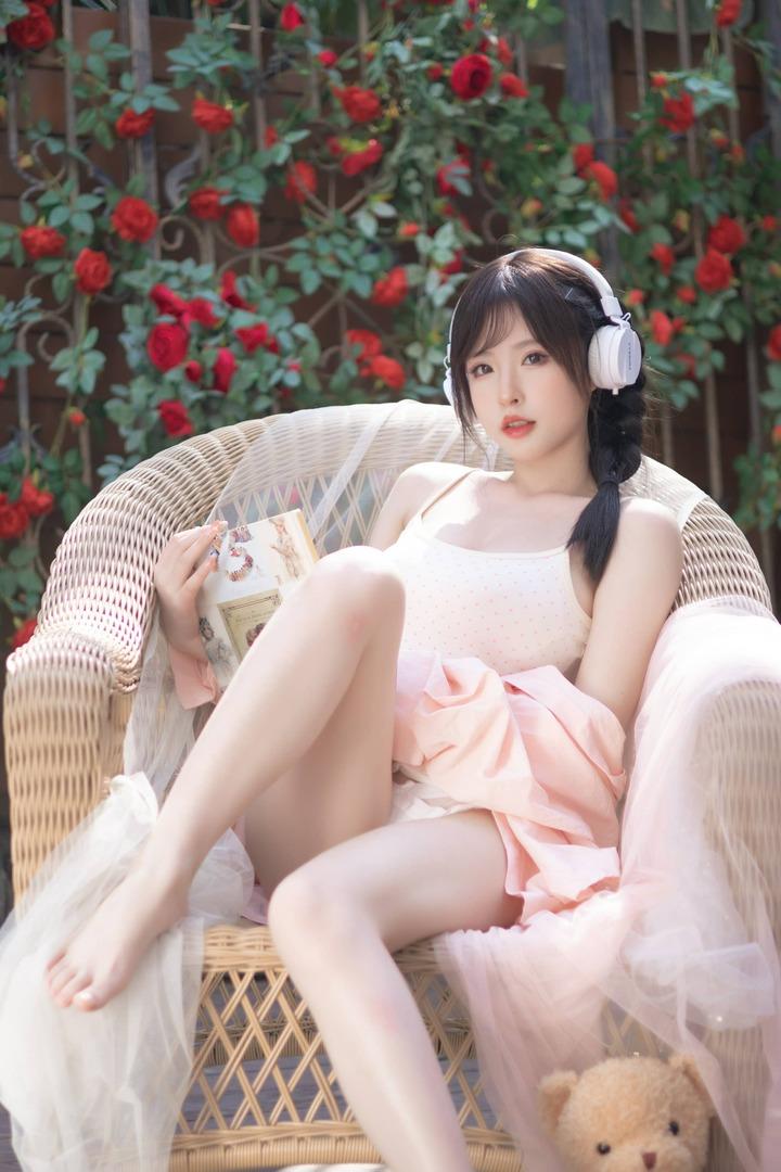 清水由乃麻花少女COS：午后光影下的视觉张力与叙事留白