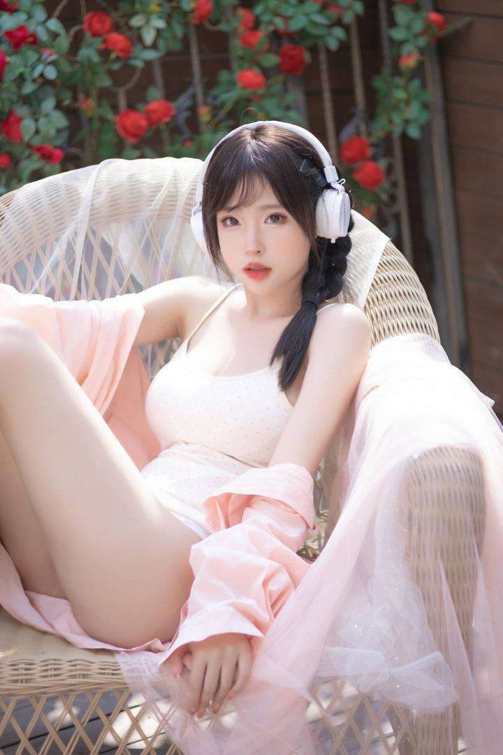 清水由乃麻花少女COS：午后光影下的视觉张力与叙事留白