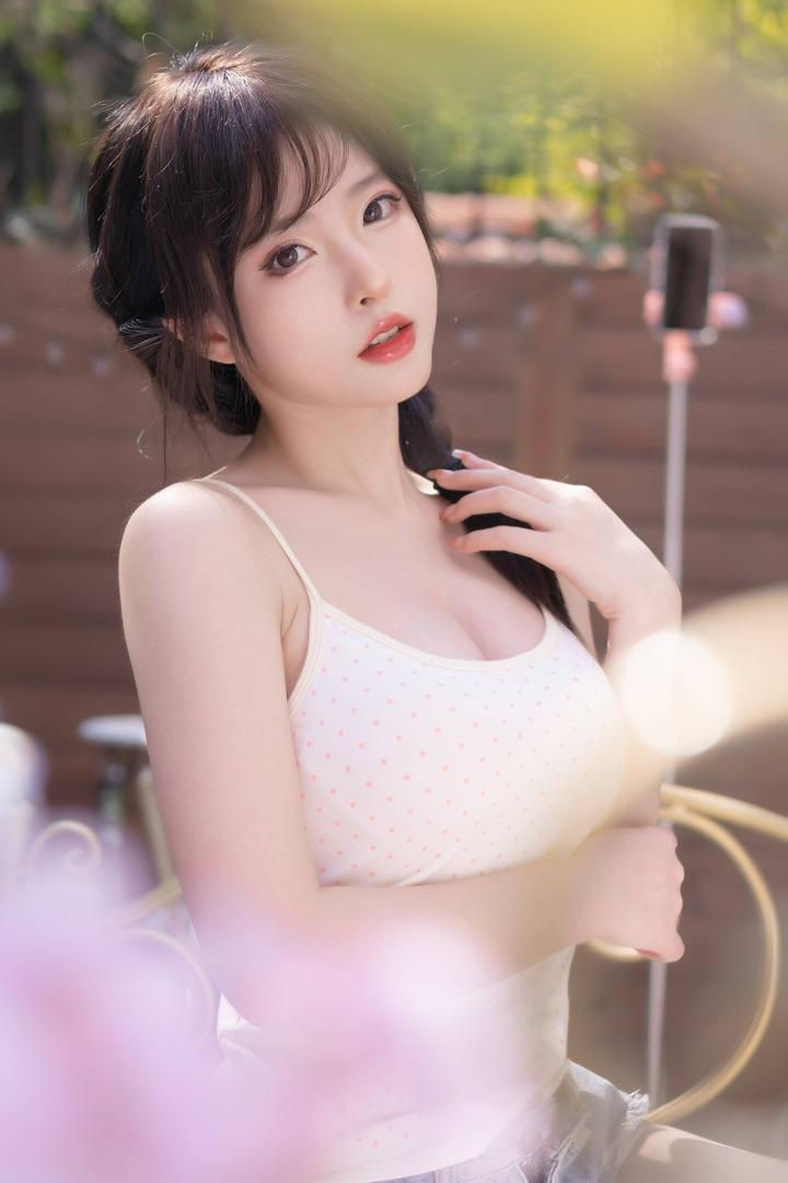 清水由乃麻花少女COS：午后光影下的视觉张力与叙事留白