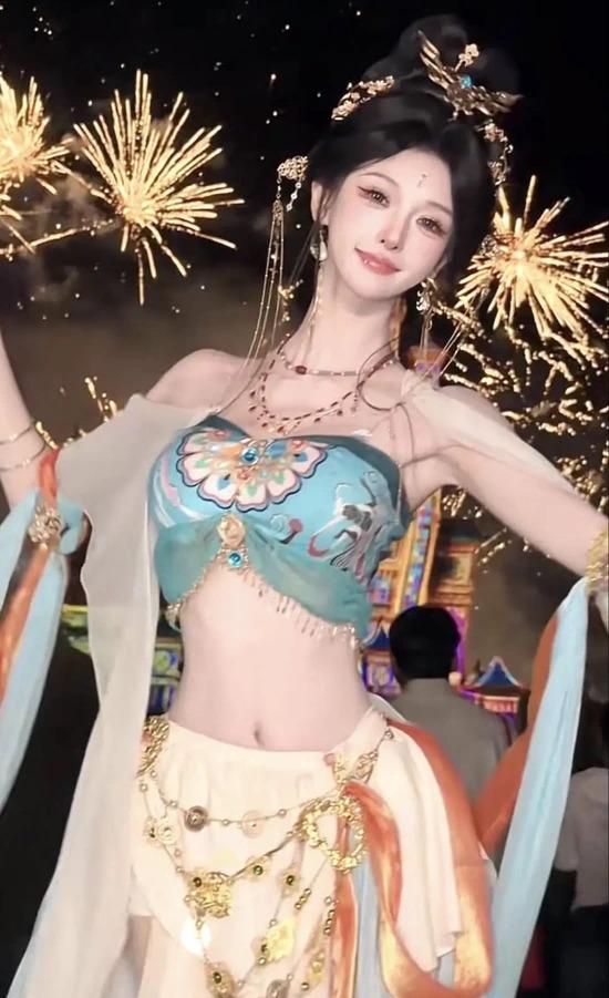 王者荣耀杨贵妃COS：萧悦悦华丽古风服饰演绎飞天仙子气质
