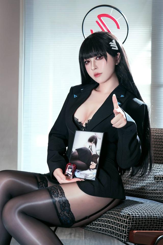 理性之上的执政霓虹：半半子丝袜版调月莉音cos视觉审美评析