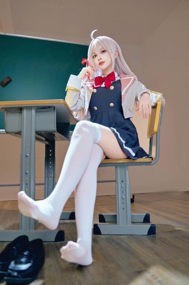 美少女暗娇时刻：Shika小鹿鹿艾莉莎COS姿态张力与光影美学