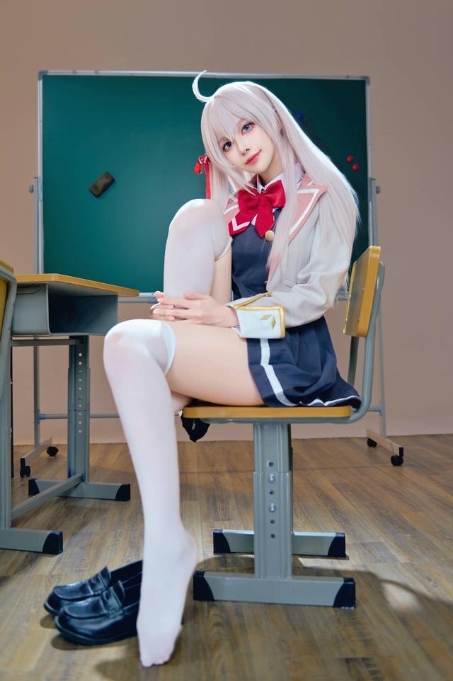 美少女暗娇时刻：Shika小鹿鹿艾莉莎COS姿态张力与光影美学