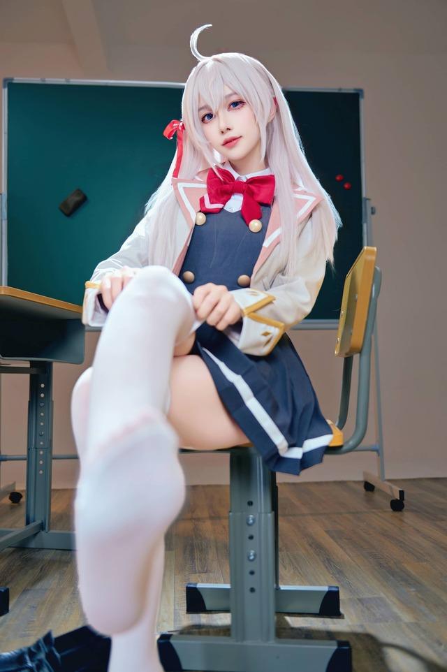 美少女暗娇时刻：Shika小鹿鹿艾莉莎COS姿态张力与光影美学