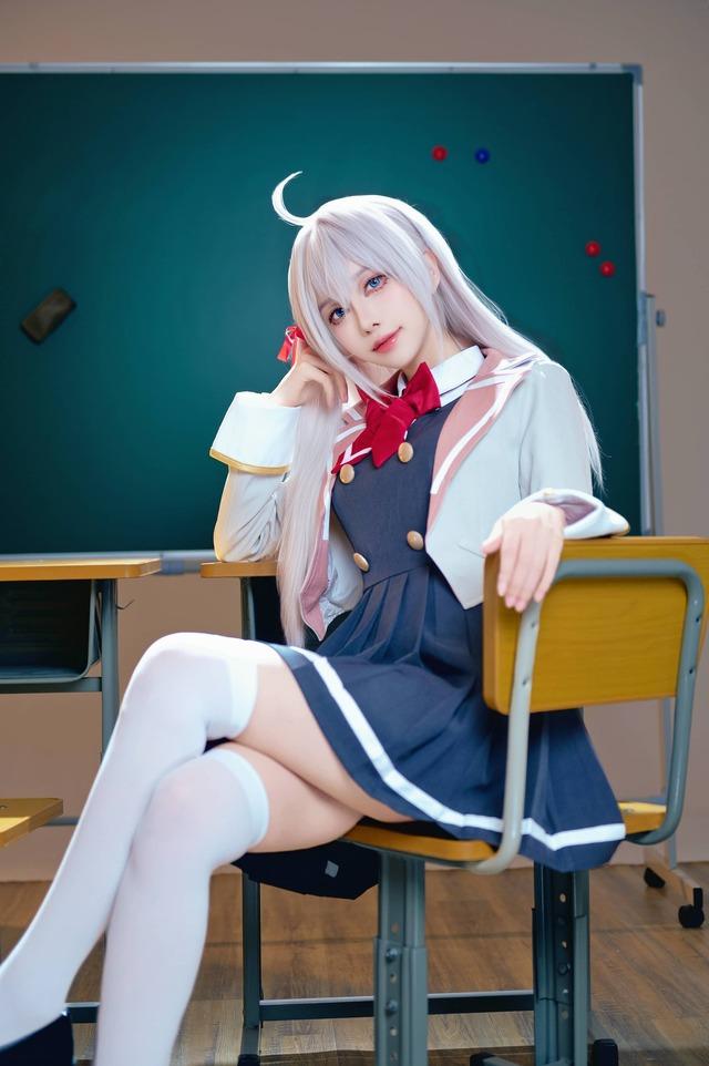 美少女暗娇时刻：Shika小鹿鹿艾莉莎COS姿态张力与光影美学