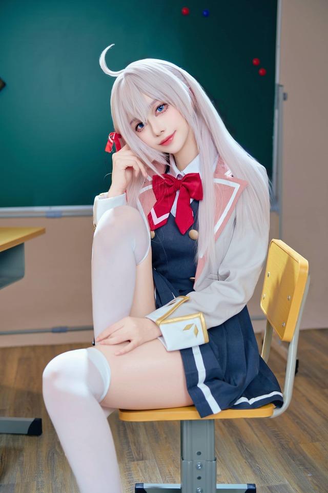 美少女暗娇时刻：Shika小鹿鹿艾莉莎COS姿态张力与光影美学