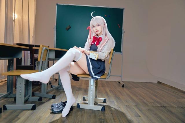 美少女暗娇时刻：Shika小鹿鹿艾莉莎COS姿态张力与光影美学