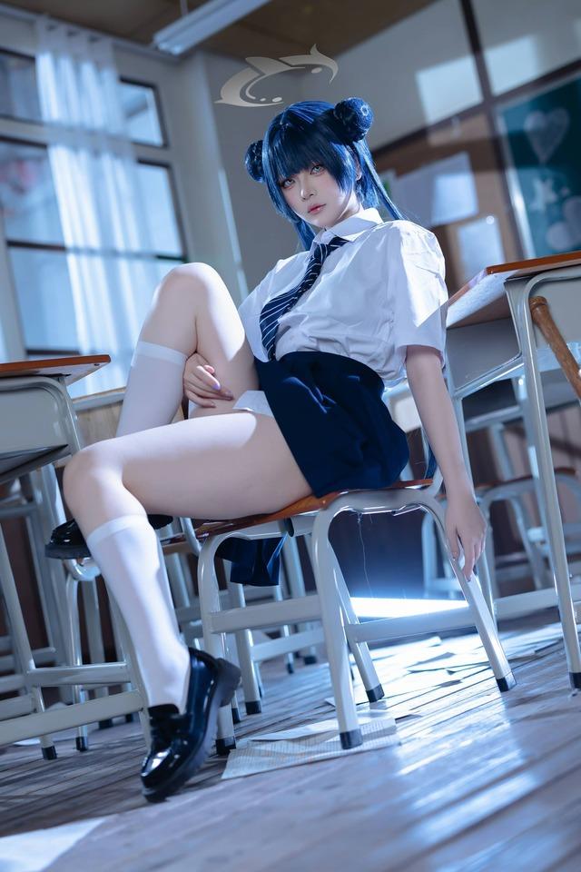 蔚蓝档案JK版妃咲COS：屿鱼Yukako打造高还原冷调校园少女