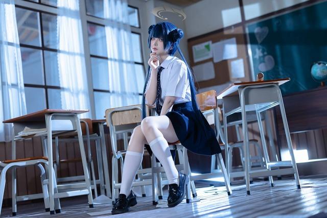 蔚蓝档案JK版妃咲COS：屿鱼Yukako打造高还原冷调校园少女