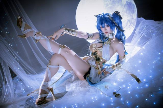鸣潮尤诺·原服COS｜星之迟迟演绎清冷星芒与电影级末世神性