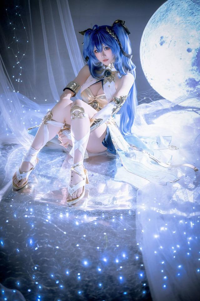 鸣潮尤诺·原服COS｜星之迟迟演绎清冷星芒与电影级末世神性