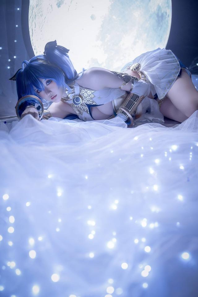 鸣潮尤诺·原服COS｜星之迟迟演绎清冷星芒与电影级末世神性