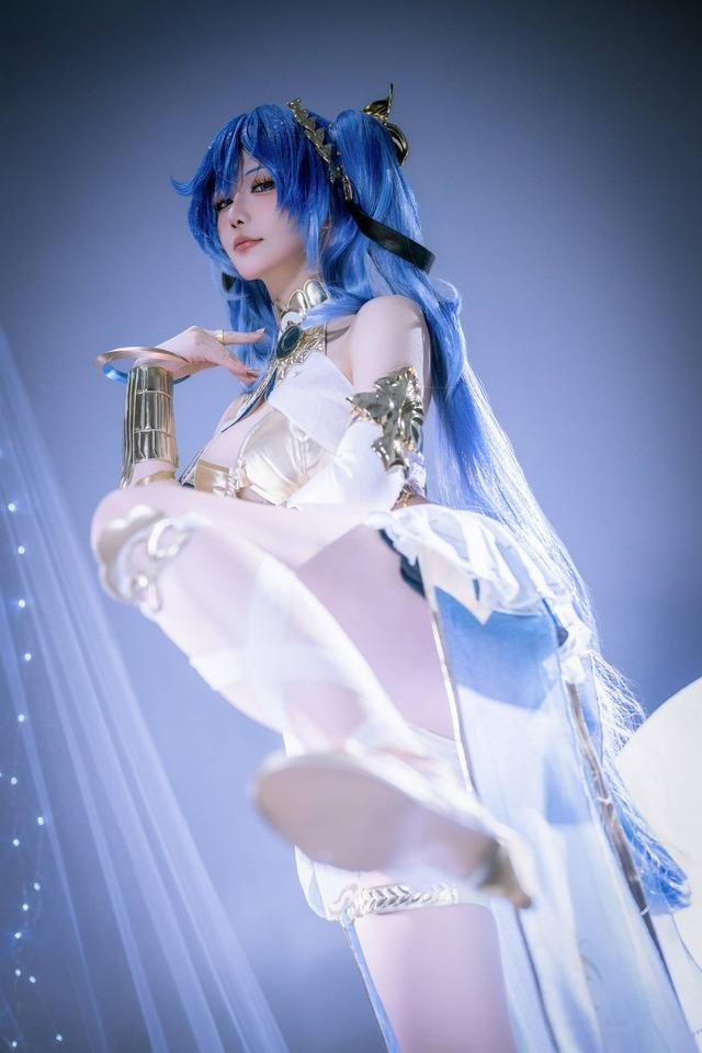 鸣潮尤诺·原服COS｜星之迟迟演绎清冷星芒与电影级末世神性