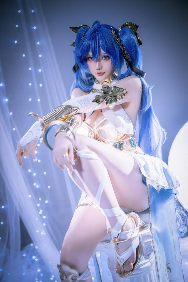 鸣潮尤诺·原服COS｜星之迟迟演绎清冷星芒与电影级末世神性