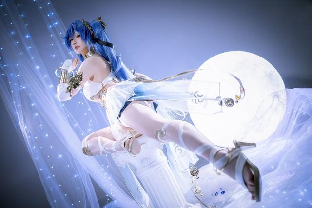 鸣潮尤诺·原服COS｜星之迟迟演绎清冷星芒与电影级末世神性