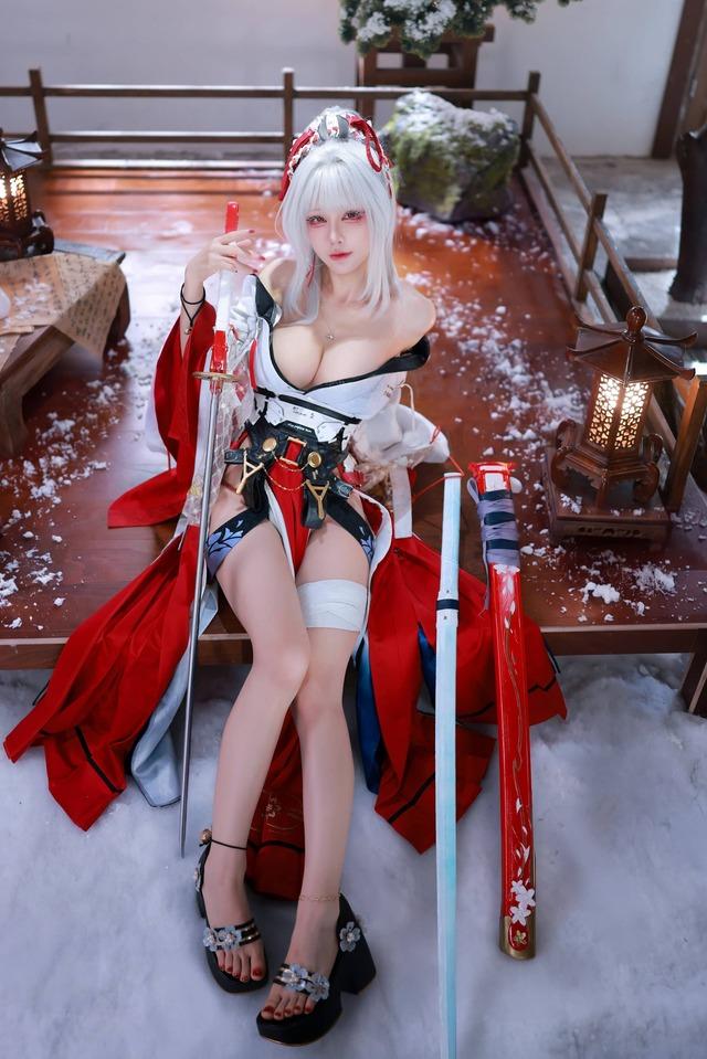 鸣潮绯雪COS：水淼aqua演绎冷艳杀手的极致雕塑感身材美学