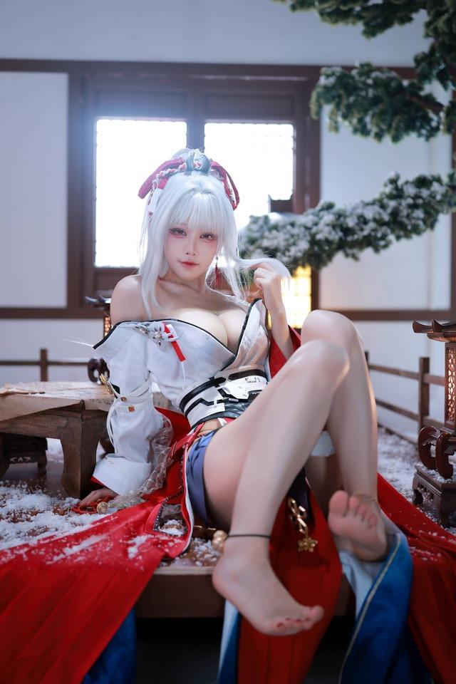 鸣潮绯雪COS：水淼aqua演绎冷艳杀手的极致雕塑感身材美学