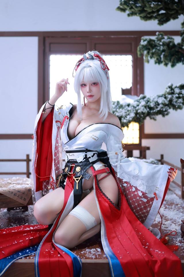鸣潮绯雪COS：水淼aqua演绎冷艳杀手的极致雕塑感身材美学