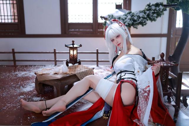 鸣潮绯雪COS：水淼aqua演绎冷艳杀手的极致雕塑感身材美学
