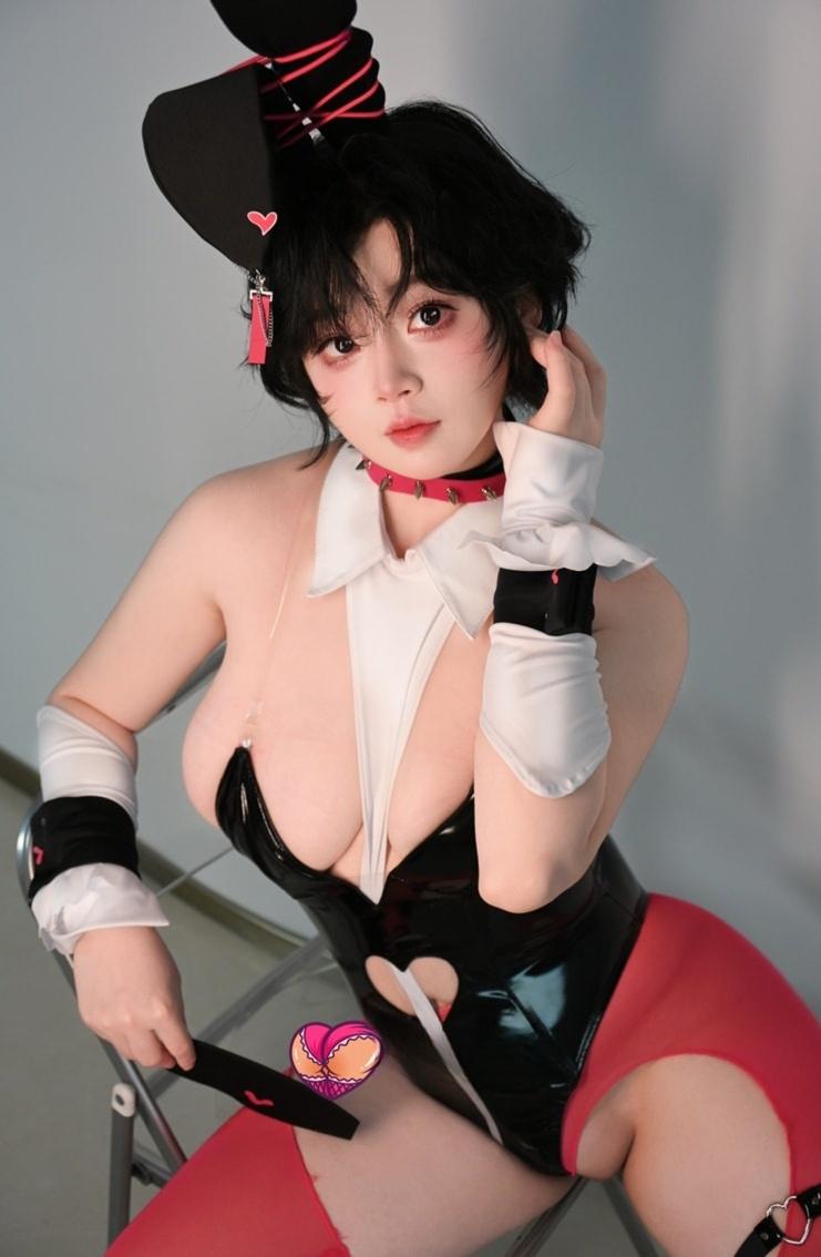 一只毛毛帽 – 粉色兔女郎