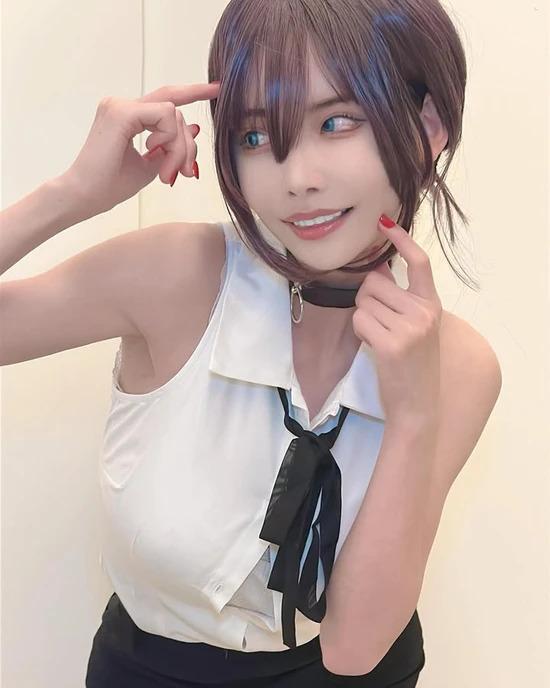 深田咏美链锯人COS：短发蓝瞳神还原蕾塞，反差气质太抢镜