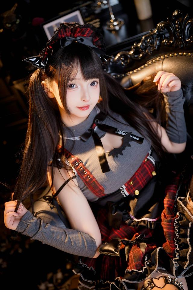 神楽坂真冬丝袜女仆COS赏析：演绎甜酷小恶魔哥特女仆叙事