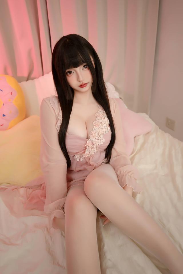 神楽坂真冬人妻cos赏析：高跟睡袍演绎粉色卧室里的从容气质