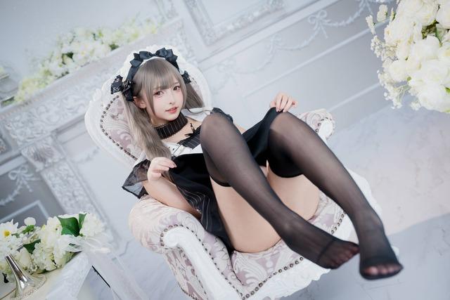 神楽坂真冬妄想女仆COS：演绎黑白女仆造型下的甜美反差感